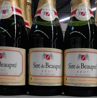 Sire de Beaupré: klarer Sekt/vin mousseux mit geringem Fruchtaroma.
3,30 €/Fl 0,75 L
